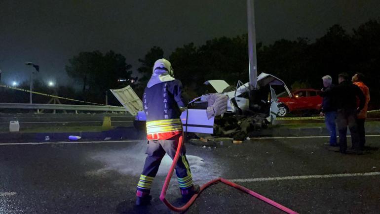 Aydınlatma direğine çarpan otomobil ikiye ayrıldı; sürücü yaralandı
