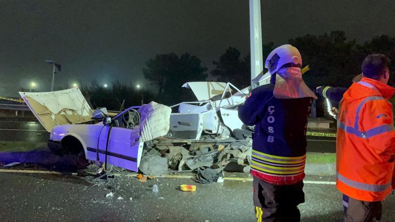 Aydınlatma direğine çarpan otomobil ikiye ayrıldı; sürücü yaralandı