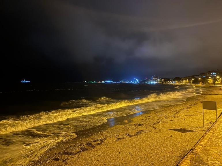 Balıkesir’de lodos, tekne ve yelkenlileri karaya sürükledi