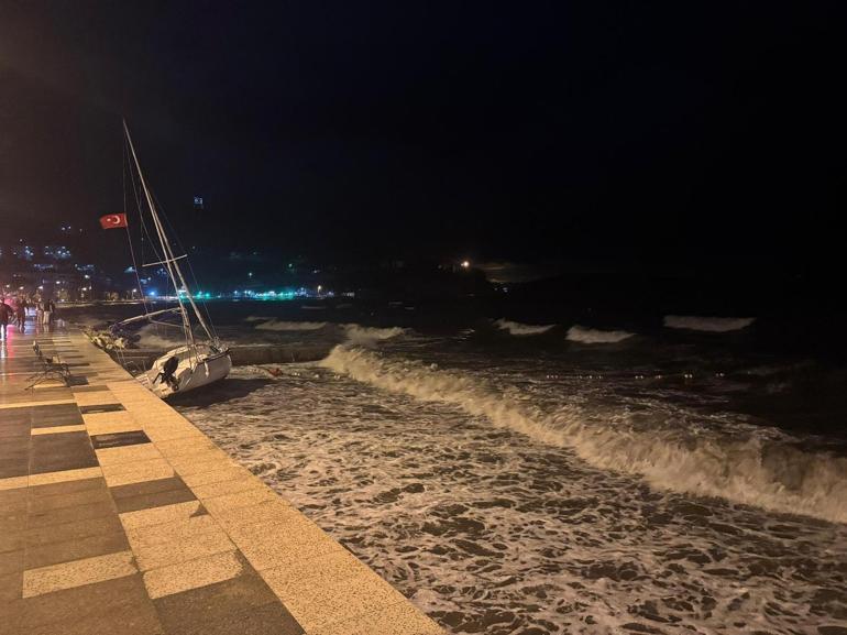 Balıkesir’de lodos, tekne ve yelkenlileri karaya sürükledi