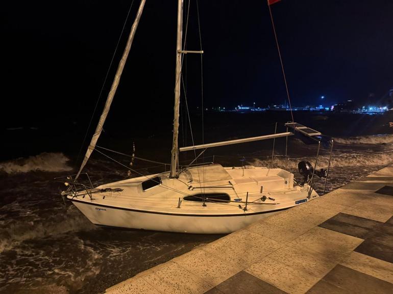 Balıkesir’de lodos, tekne ve yelkenlileri karaya sürükledi