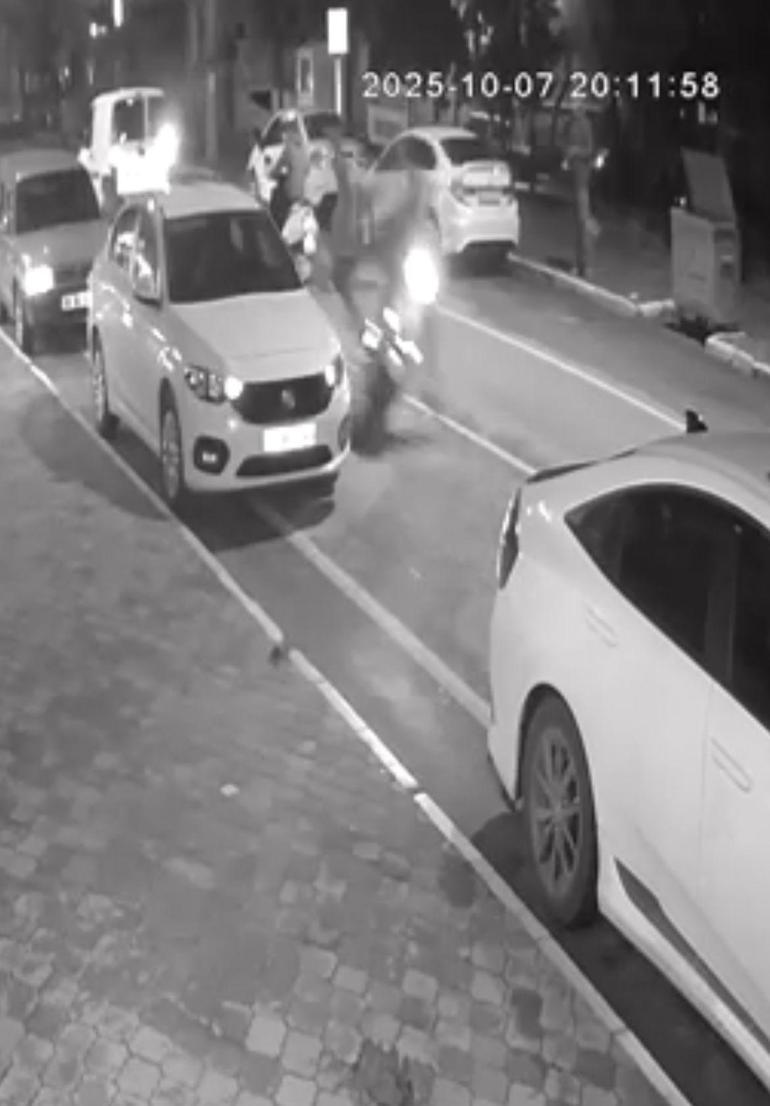 Balıkesir’de motosikletin yayaya çarptığı kaza kamerada: 2 yaralı