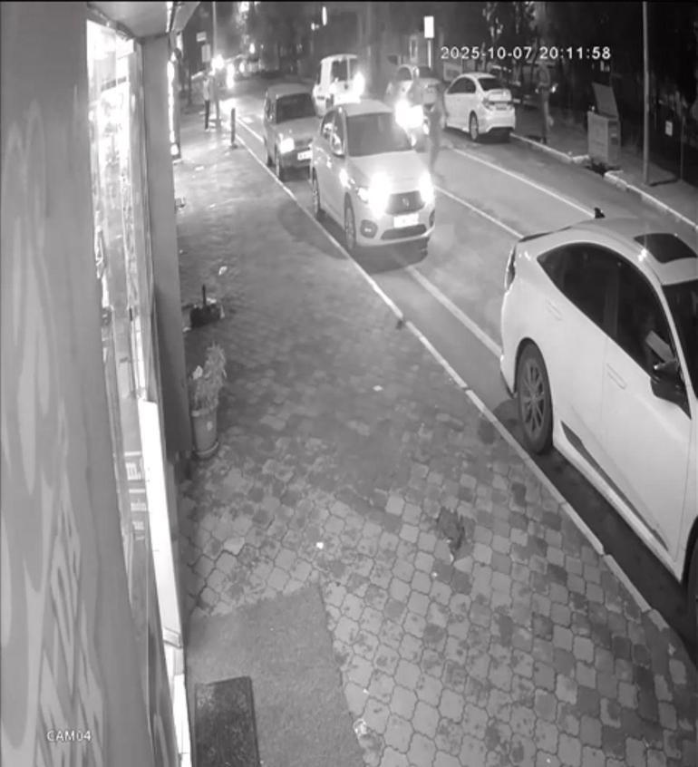 Balıkesir’de motosikletin yayaya çarptığı kaza kamerada: 2 yaralı