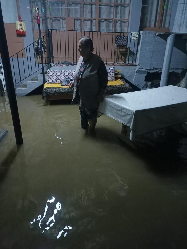 Aydında sağanak nedeniyle bazı yollar suyla doldu