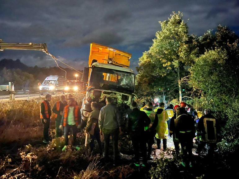 Konyada kamyon devrildi: 2 ölü, 1 yaralı
