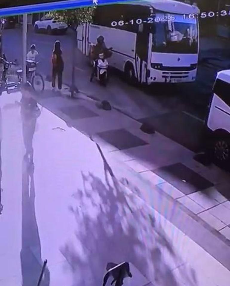 Servis aracı şoförünün motokuryeye tekme ve yumruklu saldırısı kamerada