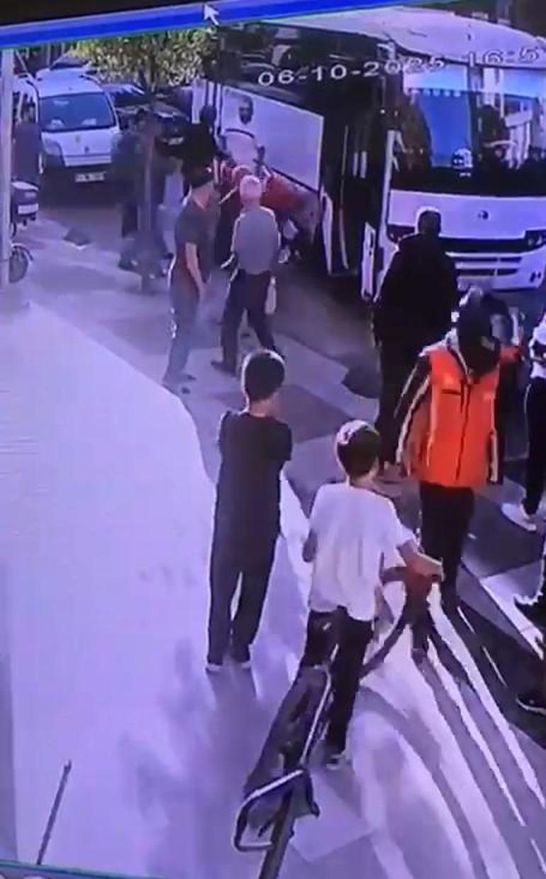 Servis aracı şoförünün motokuryeye tekme ve yumruklu saldırısı kamerada