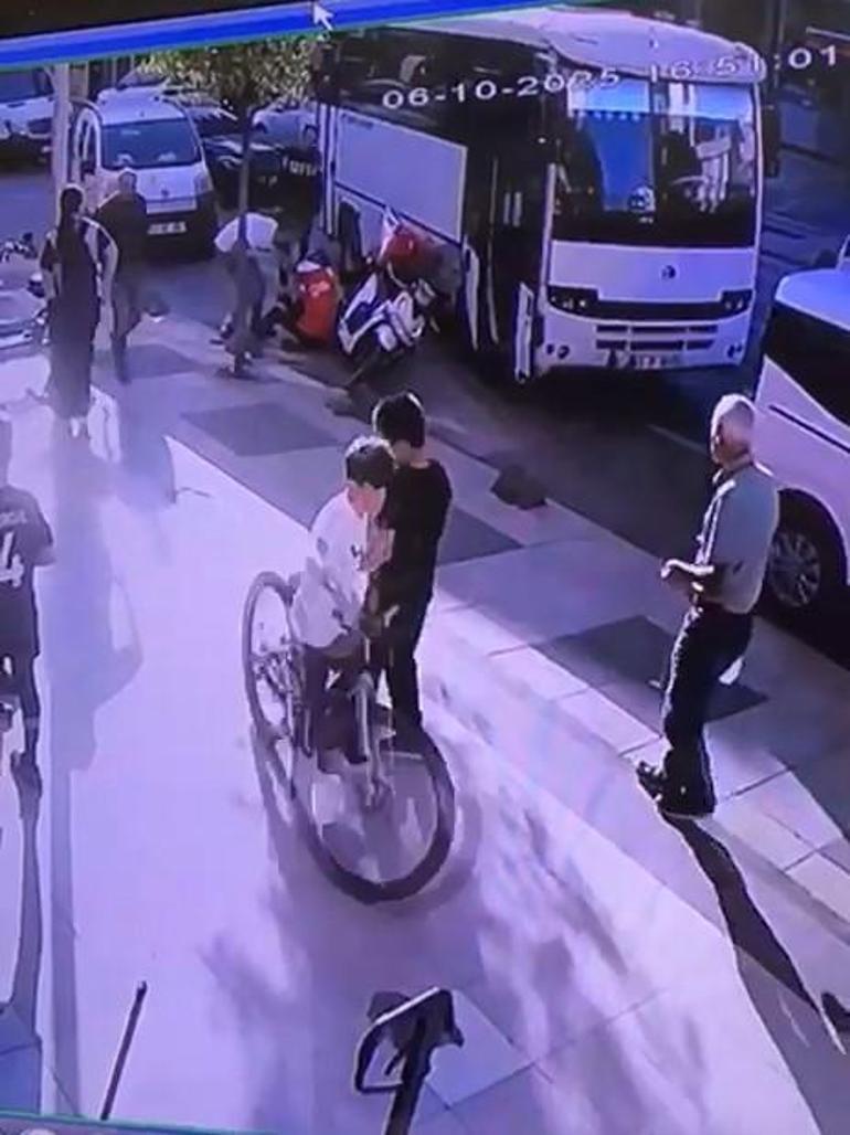 Servis aracı şoförünün motokuryeye tekme ve yumruklu saldırısı kamerada