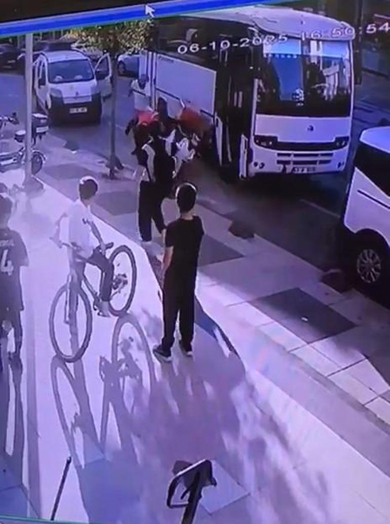 Servis aracı şoförünün motokuryeye tekme ve yumruklu saldırısı kamerada