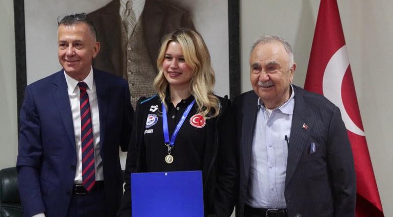 Dünya şampiyonu yüzücü Defne Kurt, okulunda coşkuyla karşılandı