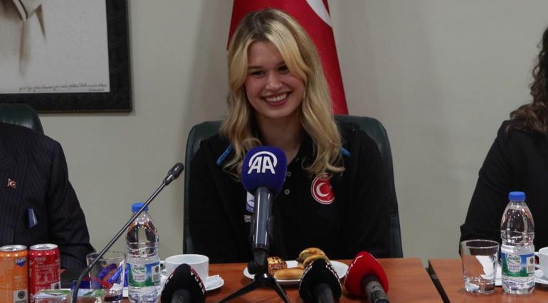 Dünya şampiyonu yüzücü Defne Kurt, okulunda coşkuyla karşılandı