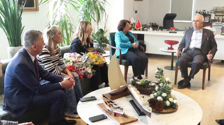 Dünya şampiyonu yüzücü Defne Kurt, okulunda coşkuyla karşılandı