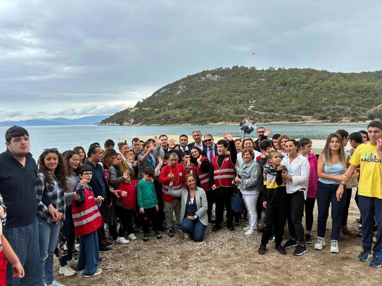 Özel gereksinimli öğrenciler Gazze için denize kağıttan kayıklar bıraktı