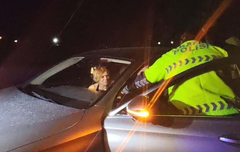 Alkollü sürücü, Valiyi arayacağım, yanındaki yolcu ise ‘Babam hakim’ diye polisi tehdit etti: 2 tutuklama
