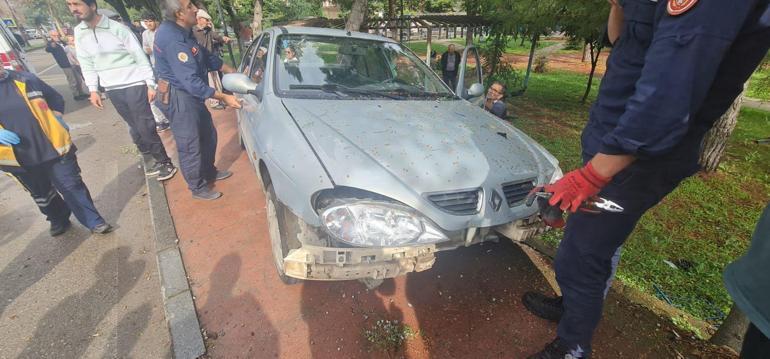 Otomobil, yayaya yol vermek için duran otomobile çarptı: 3 yaralı