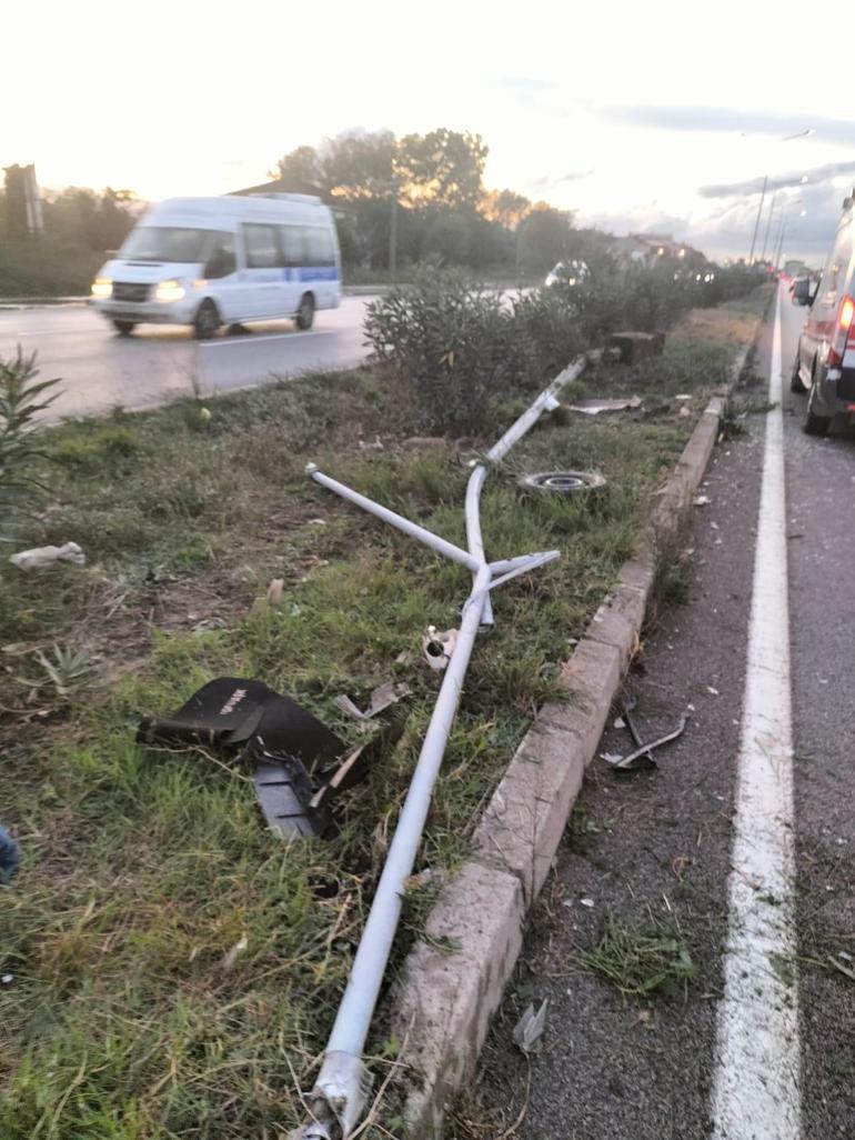 Otomobil refüjdeki elektrik direğine çarpıp, karşı şeride savruldu; 2 yaralı