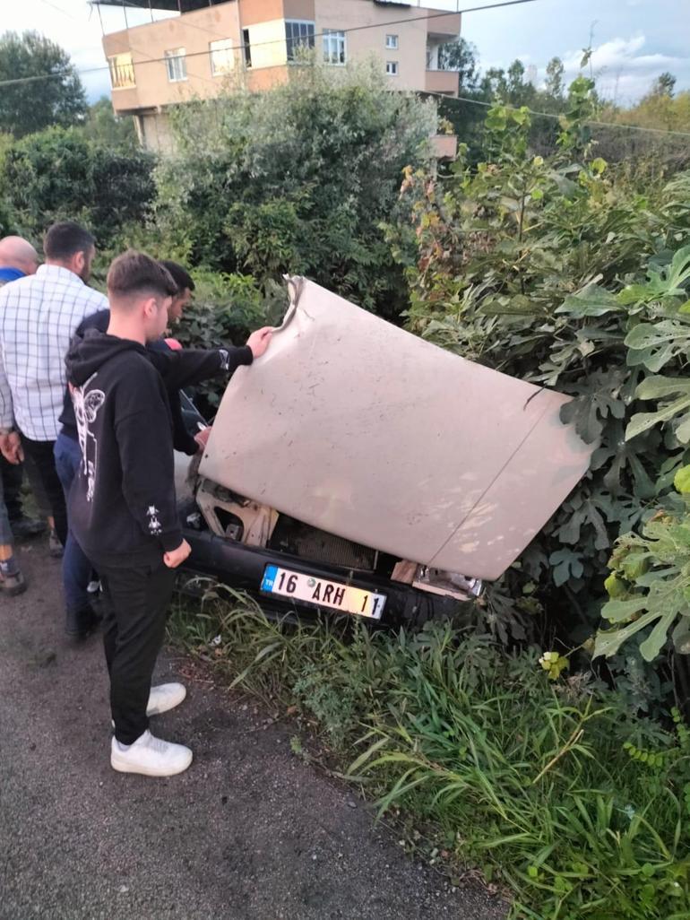 Otomobil refüjdeki elektrik direğine çarpıp, karşı şeride savruldu; 2 yaralı