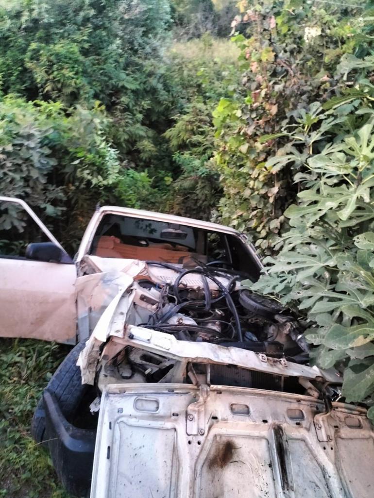 Otomobil refüjdeki elektrik direğine çarpıp, karşı şeride savruldu; 2 yaralı