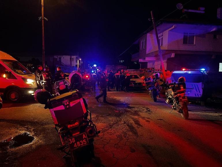 Kayseride bakkalda bıçaklı yan bakma kavgası: 1 yaralı