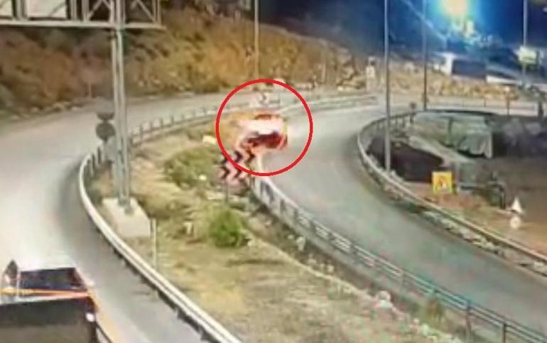 Bariyerlere çarpan kamyonetin sürücüsü öldü; kaza kamerada