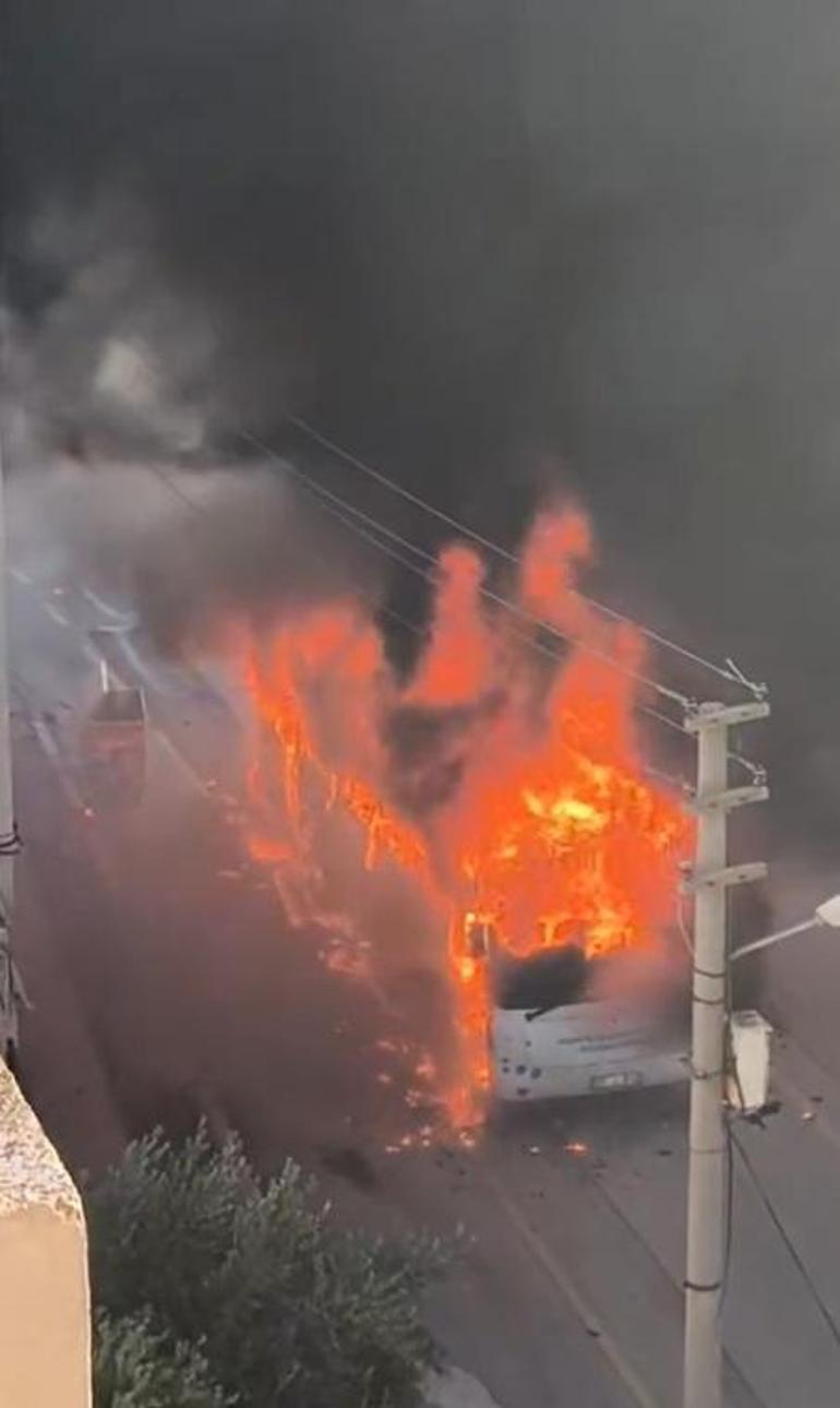 Park halindeki özel halk otobüsü yandı