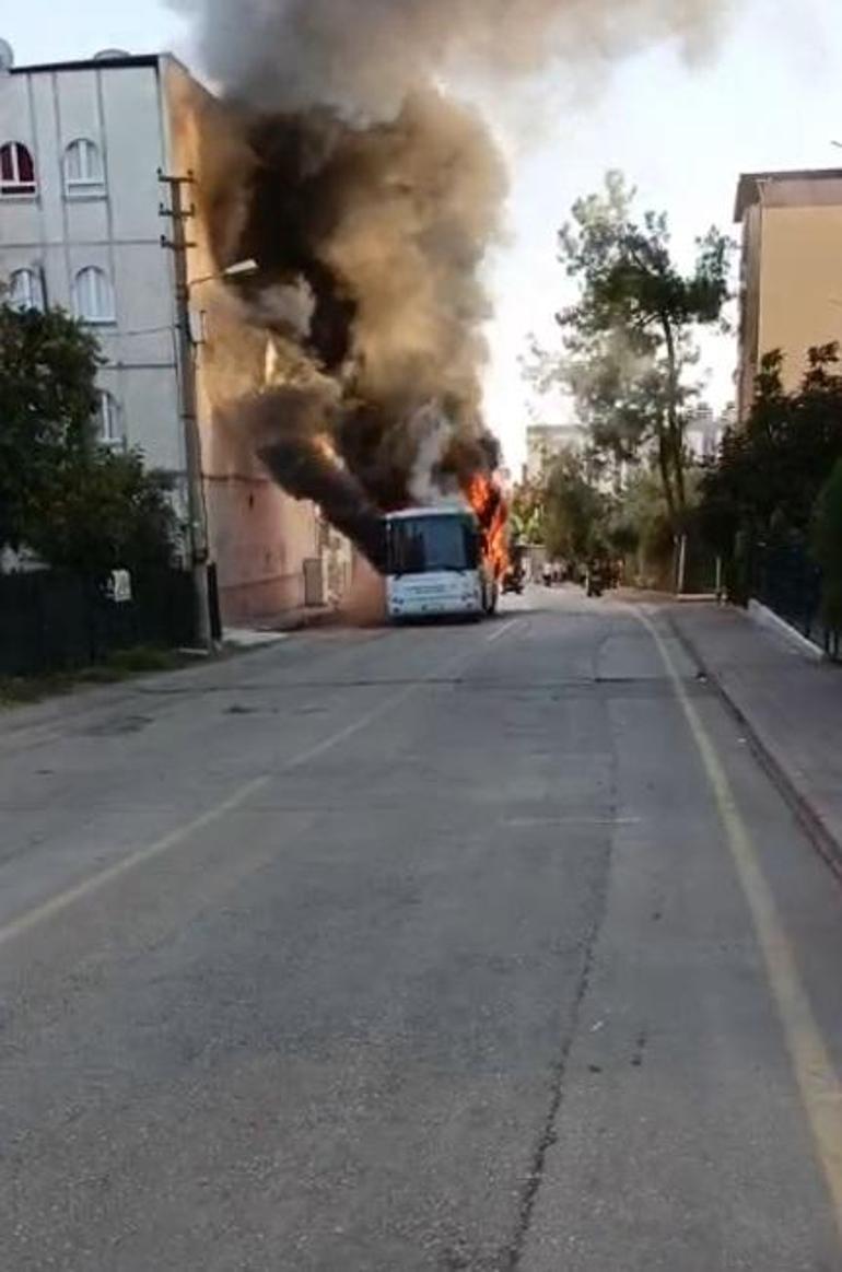 Park halindeki özel halk otobüsü yandı