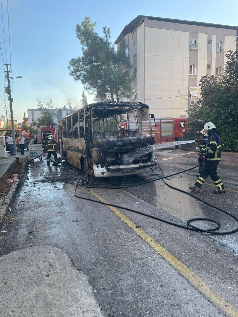Park halindeki özel halk otobüsü yandı