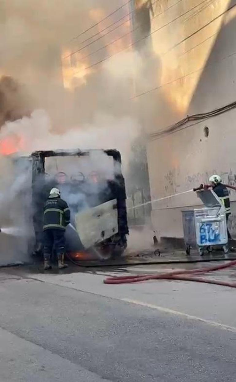 Park halindeki özel halk otobüsü yandı