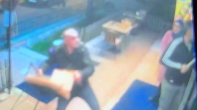 Bolu’da dönerciye sopalı ve yumruklu saldırı kamerada: 1 yaralı