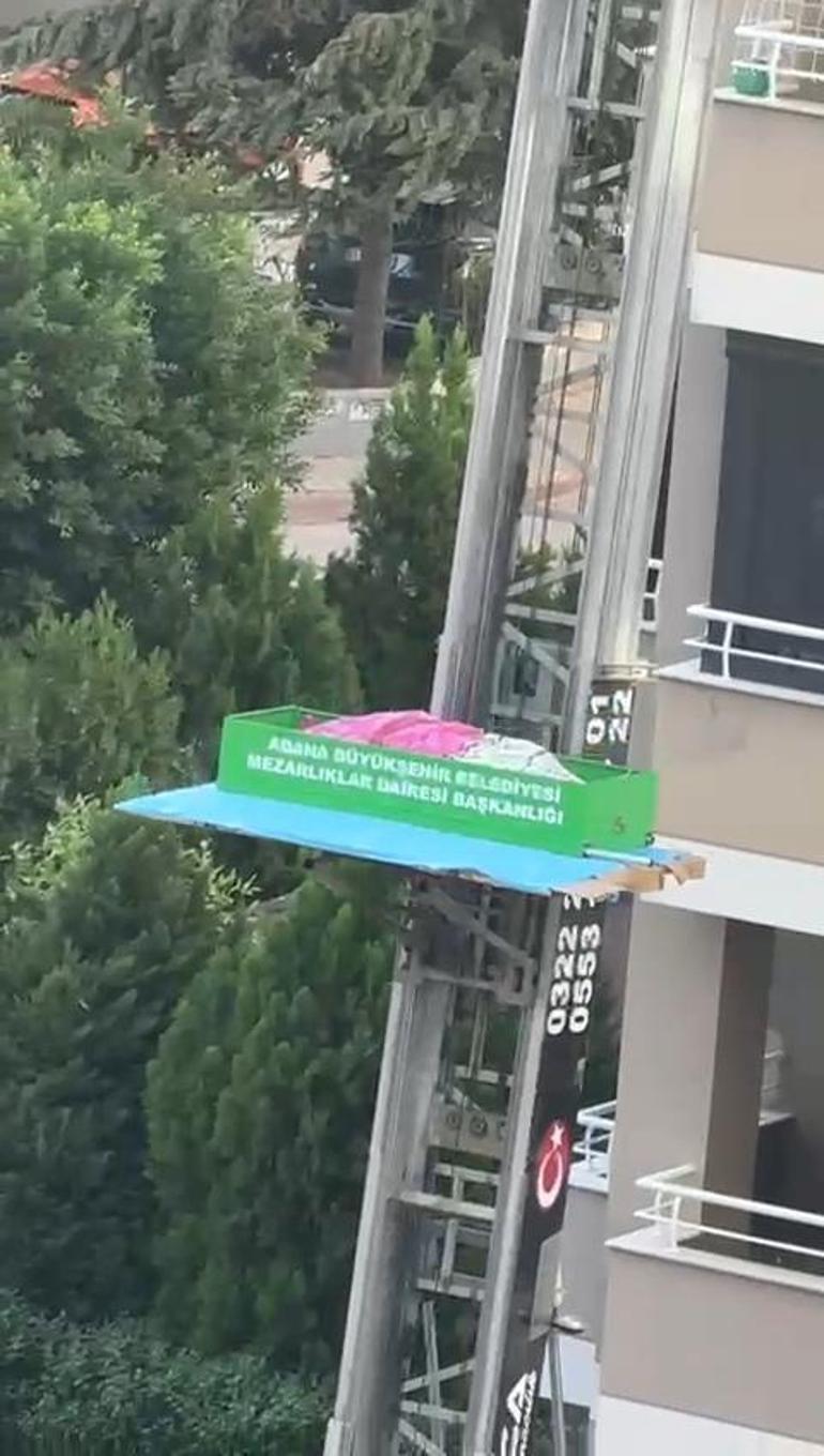 Evden kötü koku gelince cansız bedeni bulundu; cenaze asansörlü araçla indirildi