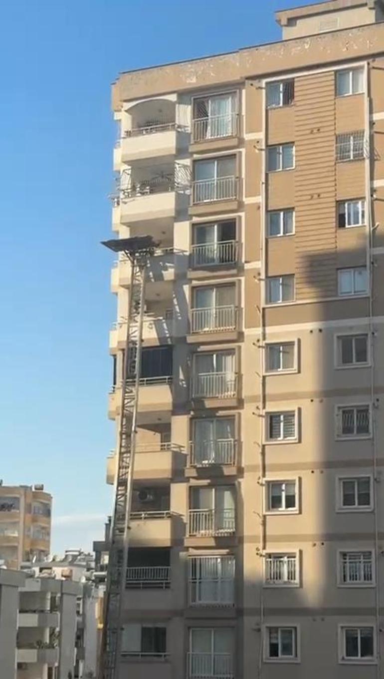 Evden kötü koku gelince cansız bedeni bulundu; cenaze asansörlü araçla indirildi