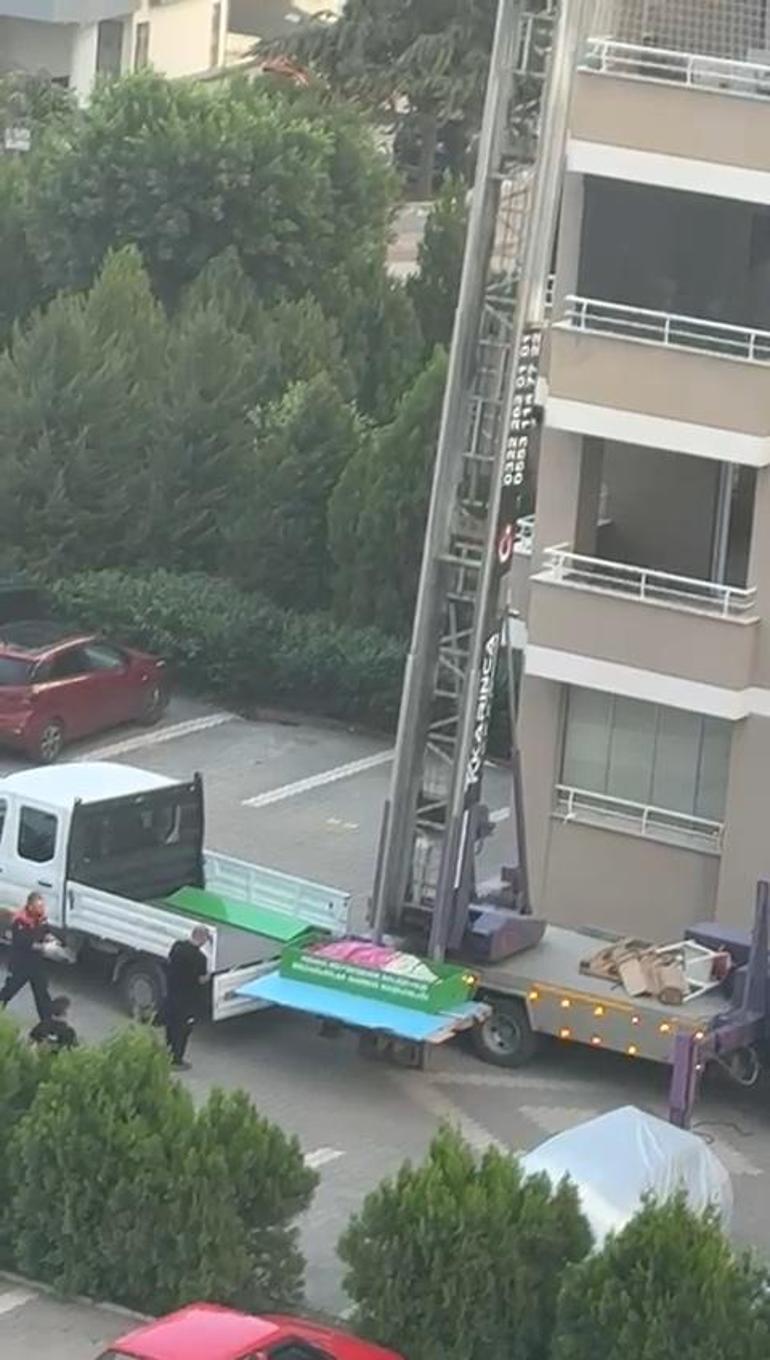 Evden kötü koku gelince cansız bedeni bulundu; cenaze asansörlü araçla indirildi