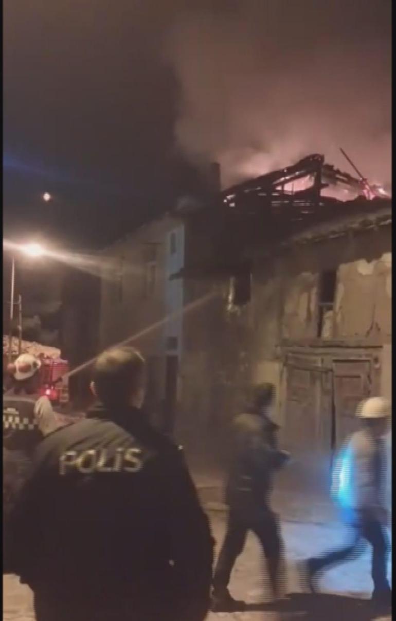 Amasyadaki yangında 2 ev kül oldu