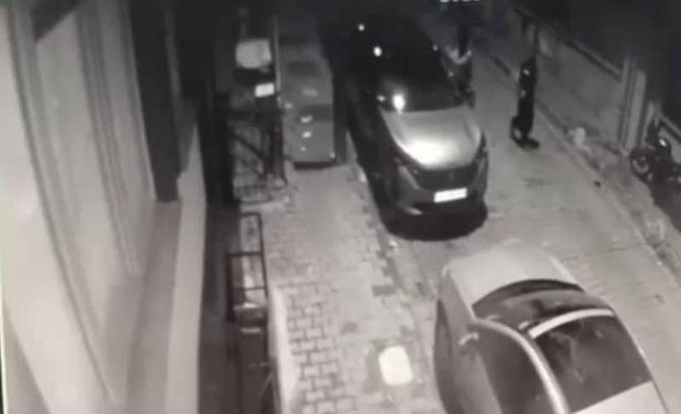 Kağıthane’de park halindeki araçların aynalarını yumrukla kırdı
