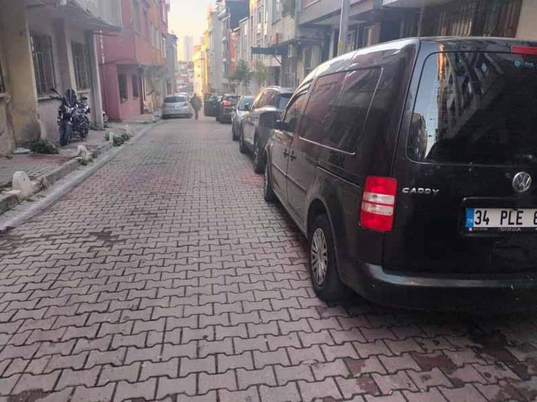 Kağıthane’de park halindeki araçların aynalarını yumrukla kırdı