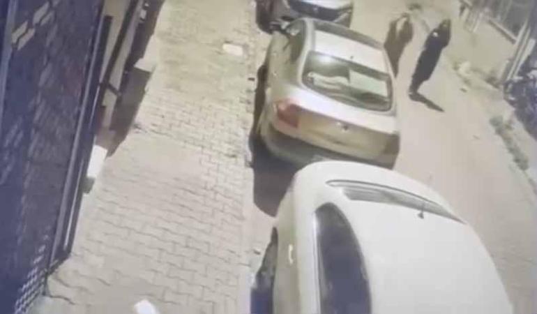 Kağıthane’de park halindeki araçların aynalarını yumrukla kırdı