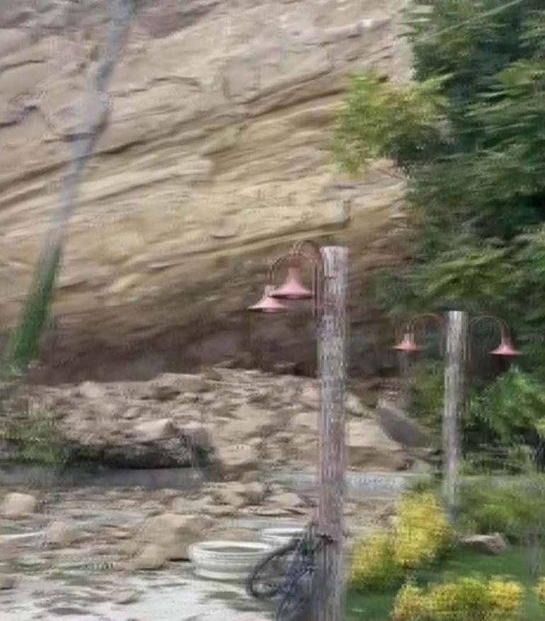 Silivride çay bahçesine kaya parçaları düştü