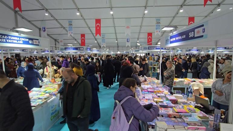 İstanbul Valisi Davut Gül, Üsküdar Kaymakamlığı Kitap Fuarının açılışına katıldı