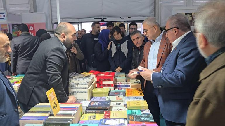 İstanbul Valisi Davut Gül, Üsküdar Kaymakamlığı Kitap Fuarının açılışına katıldı