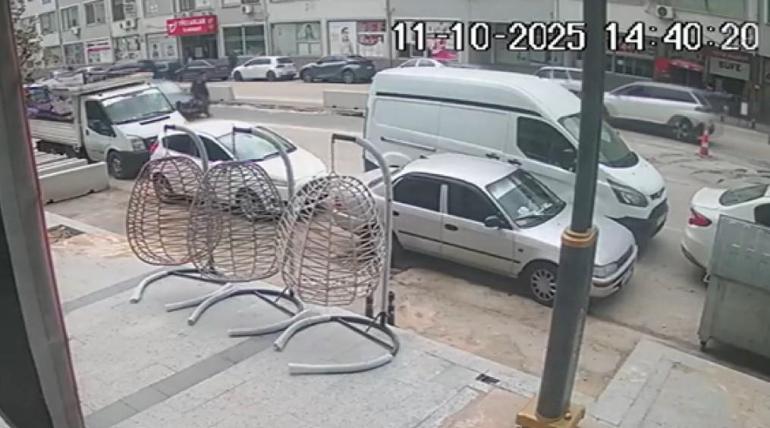 Yoldan karşıya geçen yayaya otomobil çarptı; o anlar kamerada