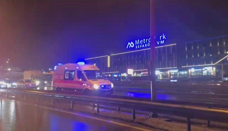 Küçükçekmecede ıslak yolda kayan otomobil aydınlatma direğine çarptı