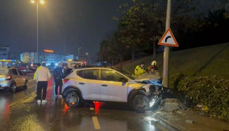 Küçükçekmecede ıslak yolda kayan otomobil aydınlatma direğine çarptı