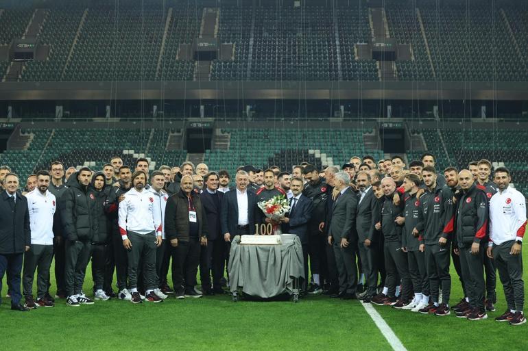 A Milli Takım’da ‘dalya’ diyen Çalhanoğlu’na 100üncü maç pastası