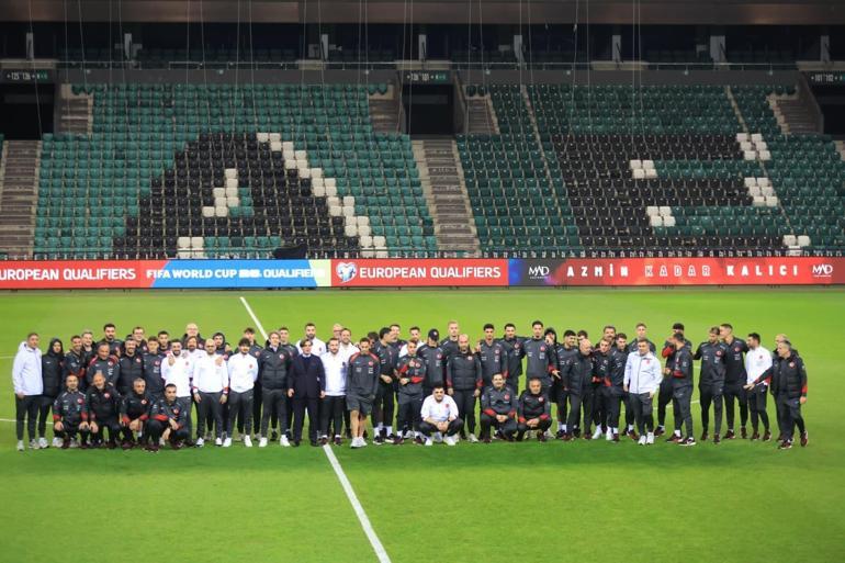 A Milli Takım’da ‘dalya’ diyen Çalhanoğlu’na 100üncü maç pastası