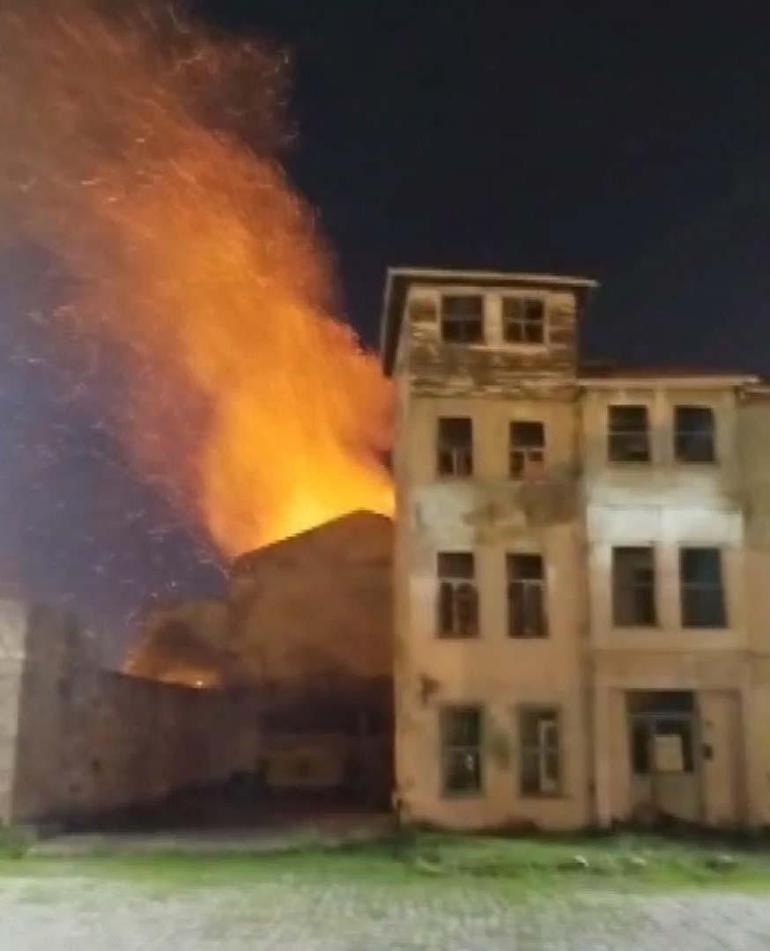 Fatihte 2 katlı metruk bina alev alev yandı