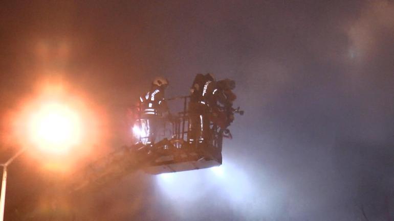 Fatihte 2 katlı metruk bina alev alev yandı