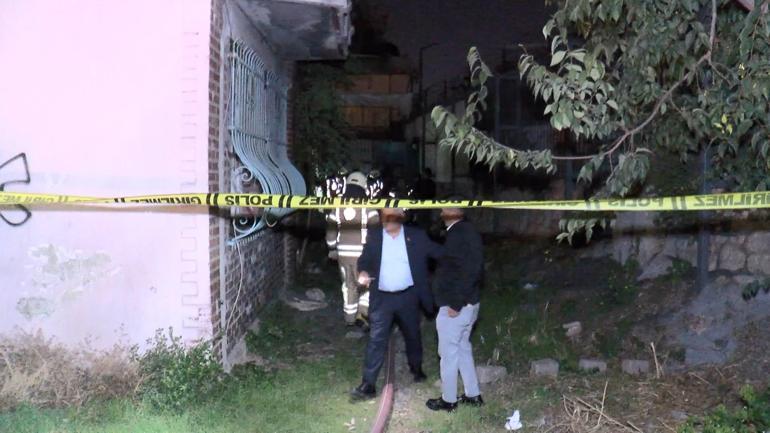 Fatihte 2 katlı metruk bina alev alev yandı