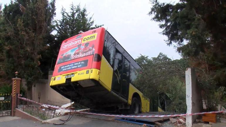 Üsküdarda el freni çekilmeyen İETT otobüsü istinat duvarına çarparak askıda kaldı