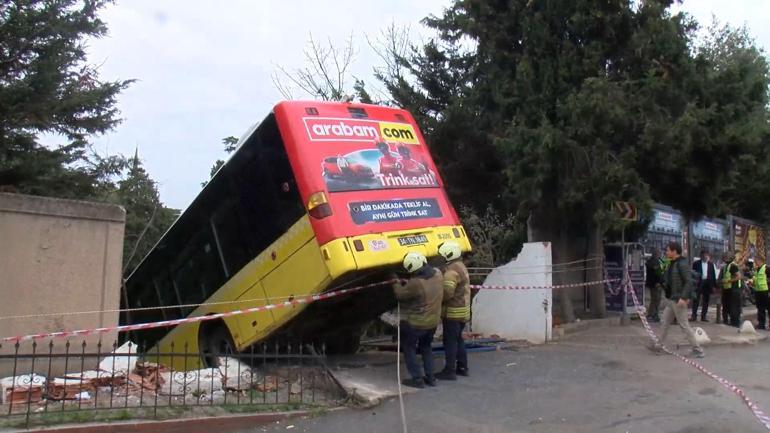 Üsküdarda el freni çekilmeyen İETT otobüsü istinat duvarına çarparak askıda kaldı