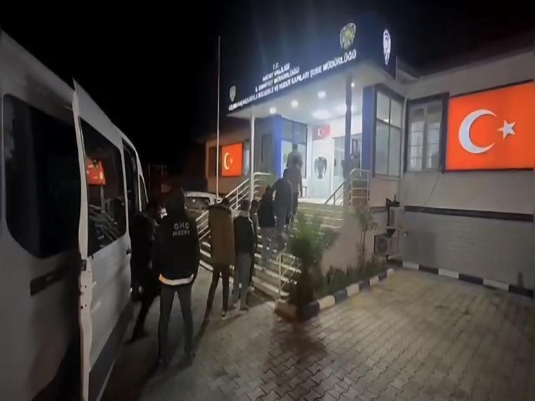 Hatay’da TIR’dan 28 kaçak göçmen çıktı